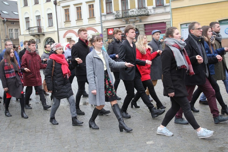 7. Polonez maturzystów z "Szybina" na cieszyńskim rynku - 2020