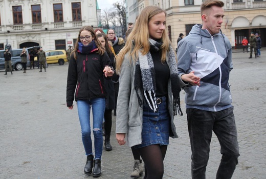 7. Polonez maturzystów z "Szybina" na cieszyńskim rynku - 2020