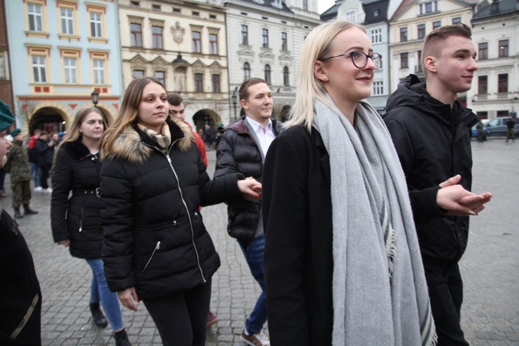 7. Polonez maturzystów z "Szybina" na cieszyńskim rynku - 2020