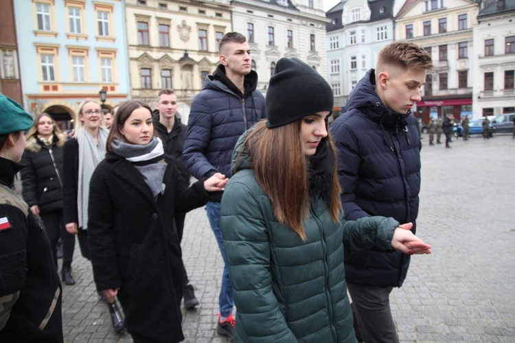 7. Polonez maturzystów z "Szybina" na cieszyńskim rynku - 2020