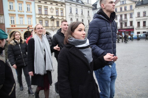 7. Polonez maturzystów z "Szybina" na cieszyńskim rynku - 2020