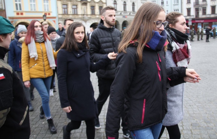 7. Polonez maturzystów z "Szybina" na cieszyńskim rynku - 2020