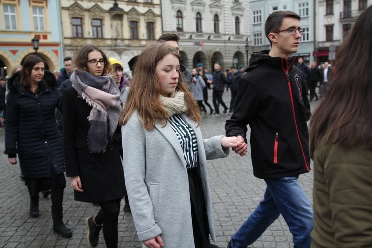 7. Polonez maturzystów z "Szybina" na cieszyńskim rynku - 2020