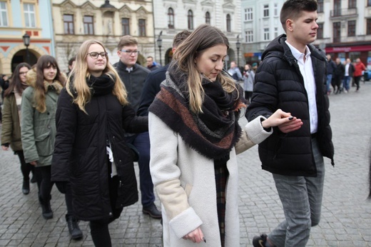 7. Polonez maturzystów z "Szybina" na cieszyńskim rynku - 2020