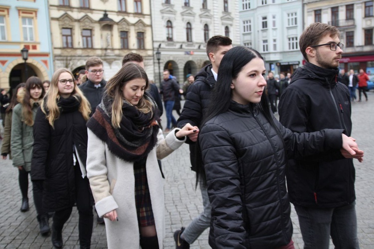 7. Polonez maturzystów z "Szybina" na cieszyńskim rynku - 2020