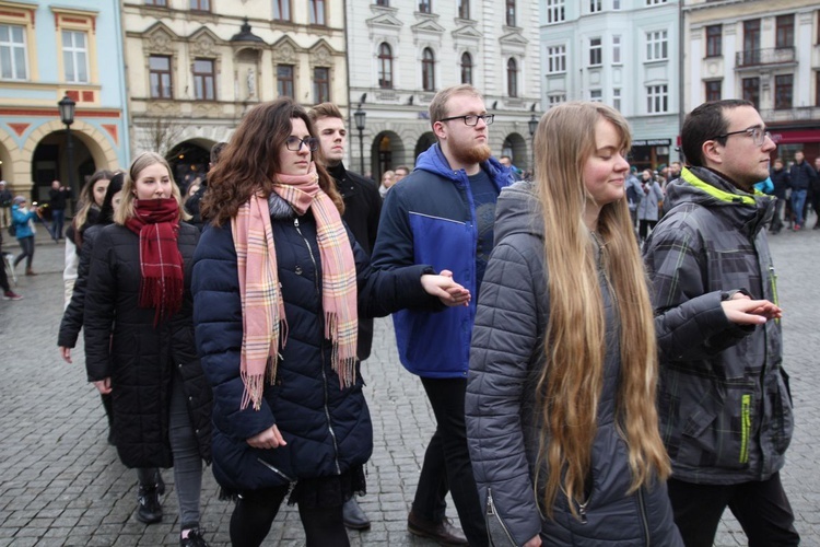 7. Polonez maturzystów z "Szybina" na cieszyńskim rynku - 2020