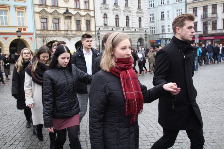 7. Polonez maturzystów z "Szybina" na cieszyńskim rynku - 2020