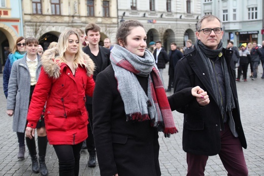 7. Polonez maturzystów z "Szybina" na cieszyńskim rynku - 2020