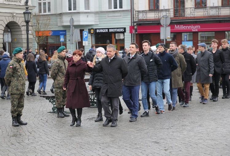 7. Polonez maturzystów z "Szybina" na cieszyńskim rynku - 2020