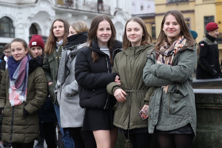 7. Polonez maturzystów z "Szybina" na cieszyńskim rynku - 2020