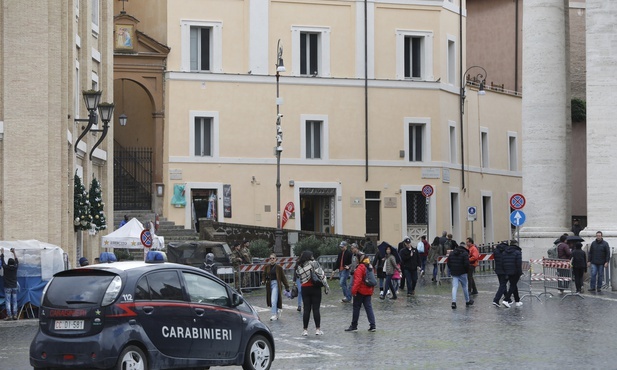 Dyplomata przy Watykanie rozdaje bezdomnym paczki na zimę 