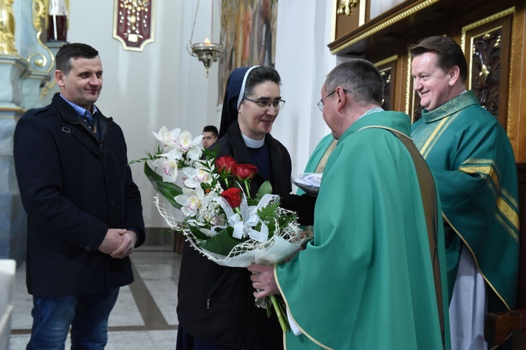 Parafianie składają gratulacje ks. prał. Romanowi.