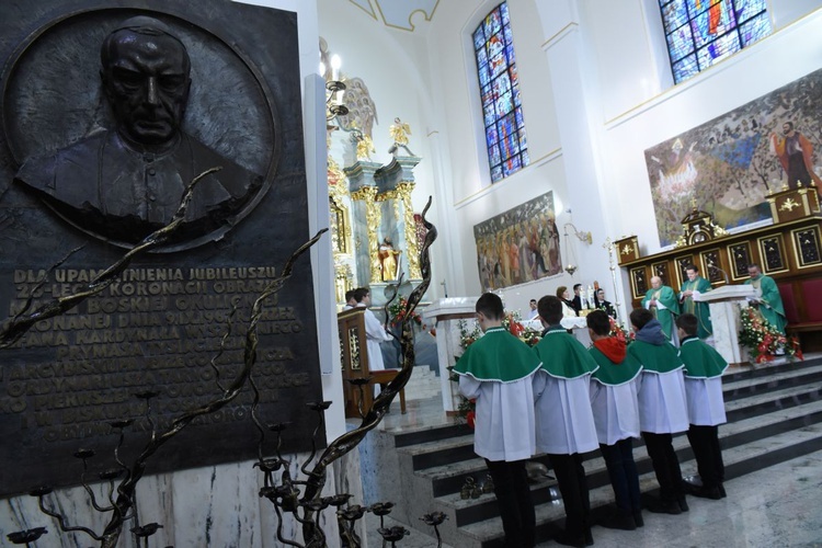 Tablica upamiętnia kard. Stefana Wyszyńskiego jako koronatora obrazu Matki Bożej Okulickiej.