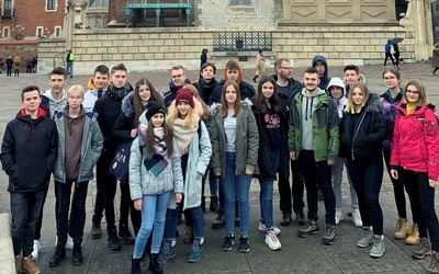 Grupa starachowickich oazowiczów podczas wizyty na Wawelu.