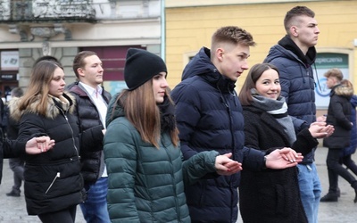 Polonez maturzystów na rynku, to już siedmoletnia tradycja w Cieszynie!