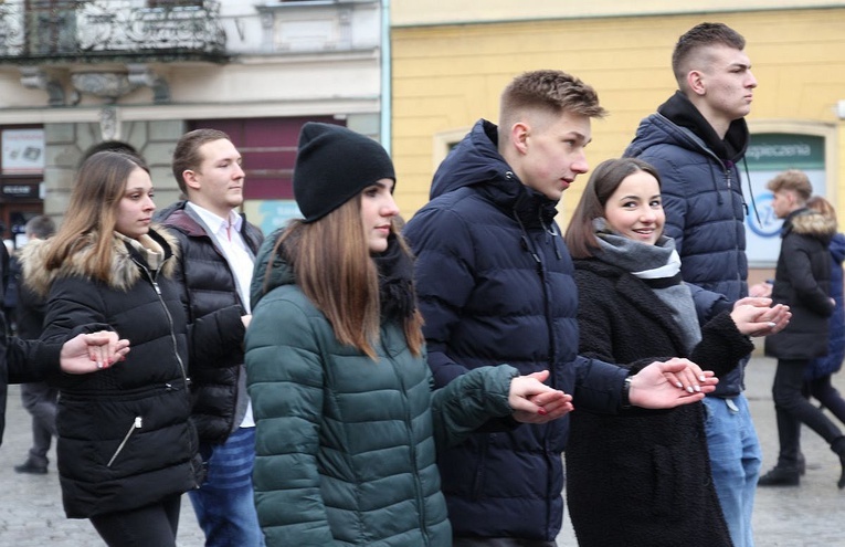 Polonez maturzystów na rynku, to już siedmoletnia tradycja w Cieszynie!