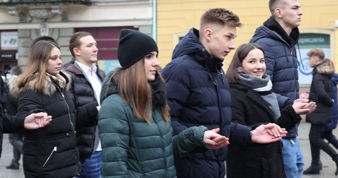 Polonez maturzystów na rynku, to już siedmoletnia tradycja w Cieszynie!