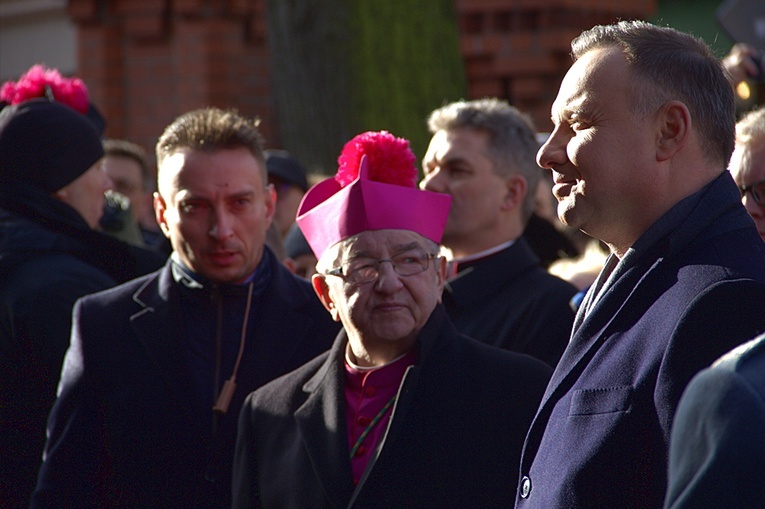 Prezydent RP odsłonił pamiątkowe tablice w Pucku cz. 1