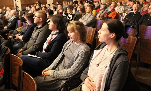 Uczestnicy rekolekcji "Wielkie rzeczy" słuchali ks. Romana Trzcińskiego i członków wspólnoty "Woda Życia" z Warszawy.
