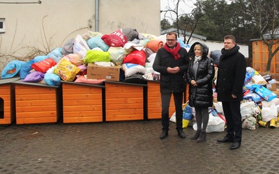 Obok darów przekazanych do schroniska stoją od lewej Radosław Witkowski, Mariola Rybińska, Jerzy Zawodnik.