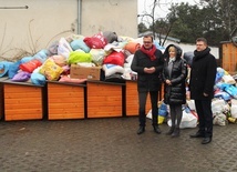 Obok darów przekazanych do schroniska stoją od lewej Radosław Witkowski, Mariola Rybińska, Jerzy Zawodnik.