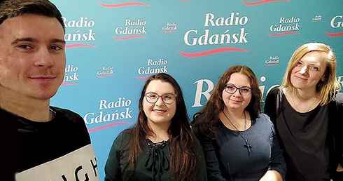 A. Samolewicz-Jeglicka (pierwsza z prawej) gościła już podczas nagrań młodych ludzi z DA „Winnica”.