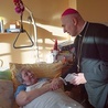 Biskup z Iwoną Waśkowską, pacjentką hospicjum. 