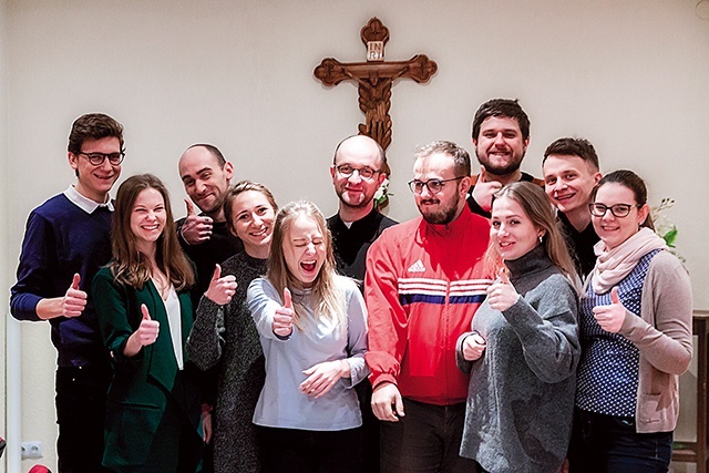 Część składu DDM Gliwice przed spotkaniem,  na którym przygotowywali szybką randkę.