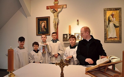 ▲	Pod okiem ks. Sebastiana Pytlika, moderatora oazy, ministranci mają okazję doskonalić znajomość liturgii.