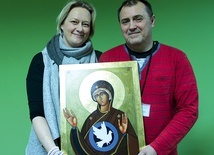 ▲	Aleksandra i Czesław z domową ikoną, która towarzyszy im w formacji.