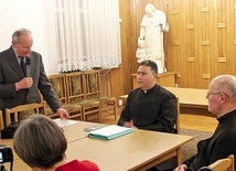 ▲	Prelegenta powitał i przedstawił Jan Rejczak.  Z prawej ks. prał. Edward Poniewierski.