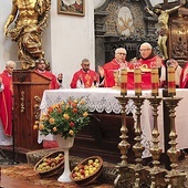 Każdy mógł zabrać do domu poświęcone owoce.