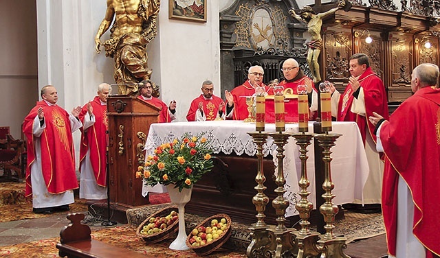 Każdy mógł zabrać do domu poświęcone owoce.