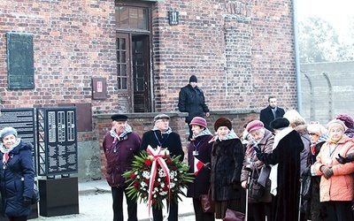 Blok 11, nazywany przez więźniów Blokiem Śmierci. Tu zginął o. Kolbe, a obok na dziedzińcu rozstrzelano tysiące więźniów.  Tu trafiła rodzina  Kusiów.