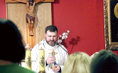 ▲	Ojciec Marcin Kowalewski przywiózł z Płocka relikwie  św. Antoniego Marii Klareta, które można było uczcić  po Eucharystii.