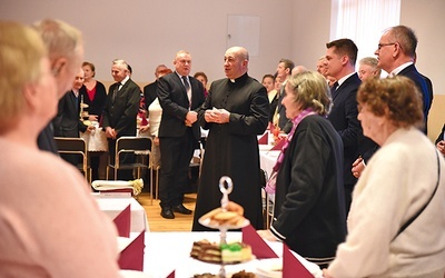 Rodzinne spotkanie przy stole i kolejna okazja do rozmowy  z parafianami.