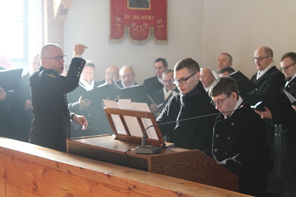 Chórzyści w trakcie występu.