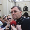 Abp Józef Życiński w otoczeniu dziennikarzy na Jasnej Górze w 2008 roku.