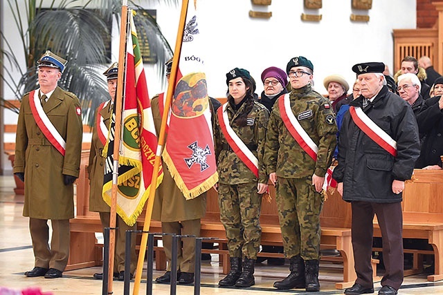 We Mszy św. wzięły udział poczty sztandarowe szkół i organizacji patriotycznych, jak również przedstawiciele środowisk kombatanckich i sybiraków.