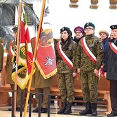 We Mszy św. wzięły udział poczty sztandarowe szkół i organizacji patriotycznych, jak również przedstawiciele środowisk kombatanckich i sybiraków.