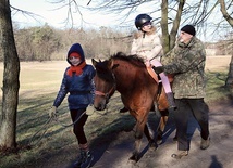 Rehabilitacja z końmi to jedno z podstawowych zajęć w Laskach 