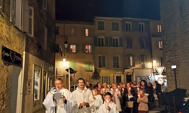 Ministrantów we Francji jest niewielu. Ich posługa nie ogranicza się do służby przy ołtarzu. Podobnie jak w Polsce biorą udział w nabożeństwach ulicznych.
