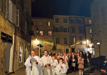 Ministrantów we Francji jest niewielu. Ich posługa nie ogranicza się do służby przy ołtarzu. Podobnie jak w Polsce biorą udział w nabożeństwach ulicznych.