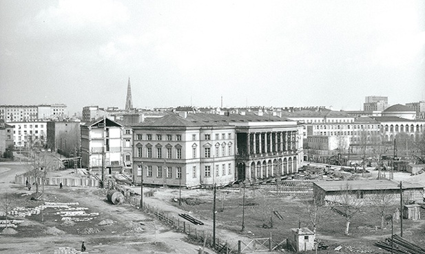 Przesunięcie pałacu zrealizowano perfekcyjnie,  nie uszkadzając murów, a budynek cieszy oczy do dziś