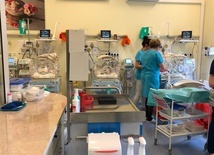 Dzieci przebywają w inkubatorach.