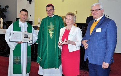 Od lewej: ks. Grzegorz Wójcik, bp Mirosław Milewski, Teresa Połeć i Jerzy Skórkiewicz.