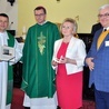 Od lewej: ks. Grzegorz Wójcik, bp Mirosław Milewski, Teresa Połeć i Jerzy Skórkiewicz.