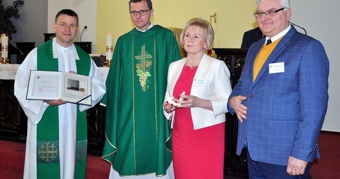 Od lewej: ks. Grzegorz Wójcik, bp Mirosław Milewski, Teresa Połeć i Jerzy Skórkiewicz.