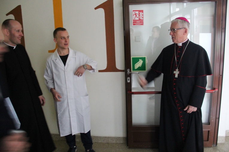 Rybnik - abp Skworc w szpitalu w Światowy Dzień Chorego