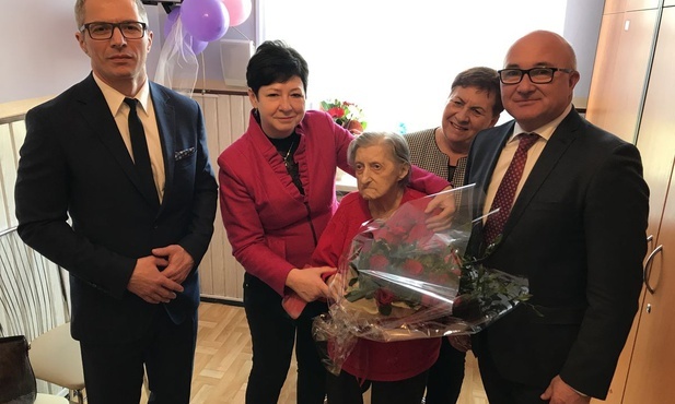 Chorzów. Okrągłe urodziny w Domu Pomocy Społecznej "Nadzieja". Pani Stefania skończyła 100 lat